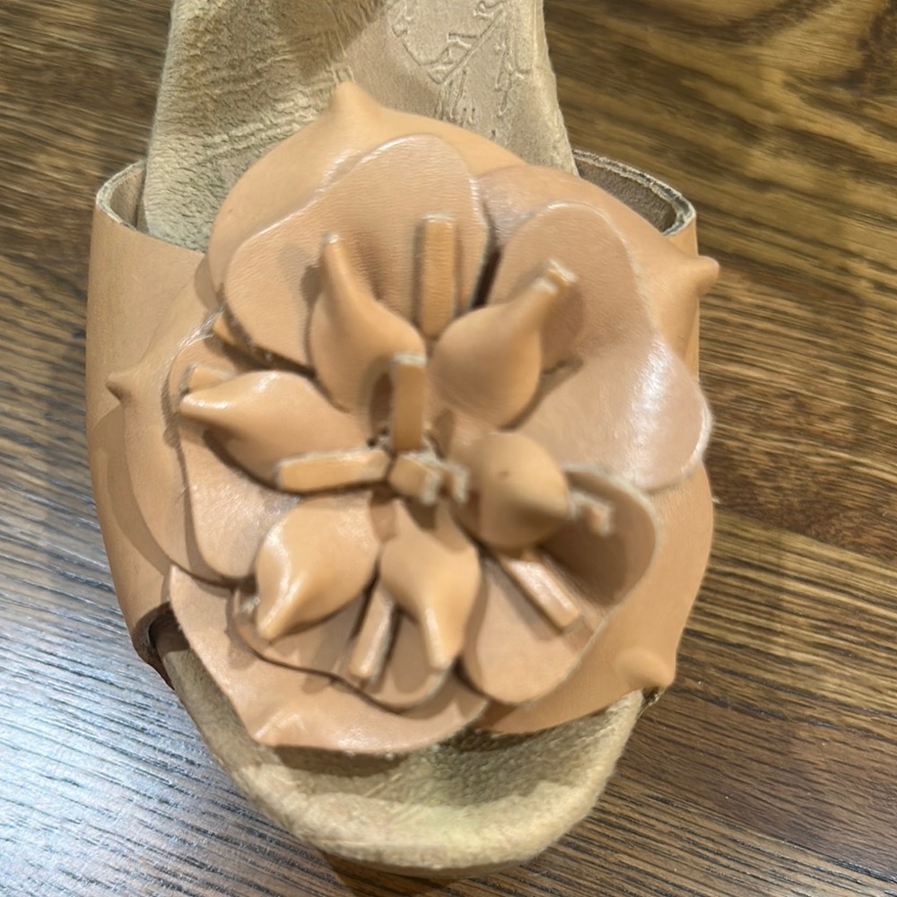 Kork-Ease Women's Aralyn Natural Sandals with Floral Detail - Picture 5 of 6